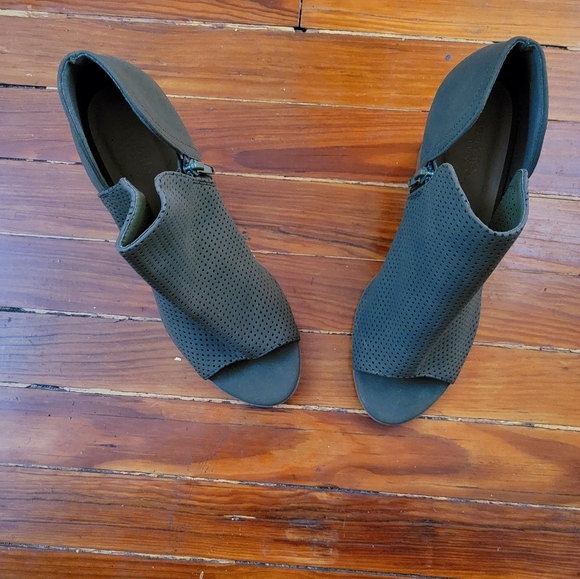 Charlotte Russe olive colored shoe bootie, 10 - Picture 2 of 4